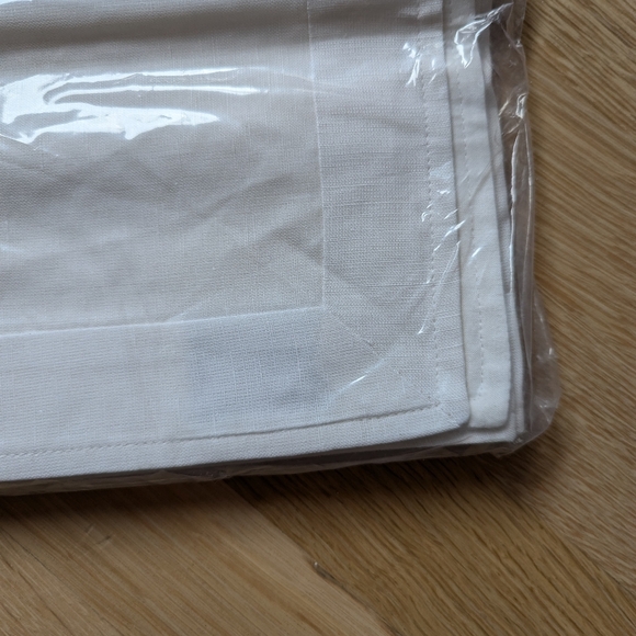 Gluckstein Home Bedford Table Runner - Picture 4 of 5